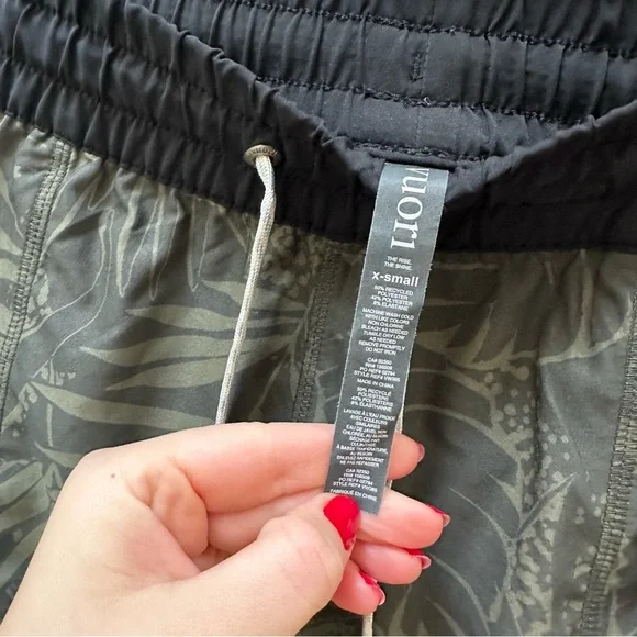 Vuori Oregano Rainforest Green Black Print Drawstring Clementine Shorts athletic - Picture 5 of 6